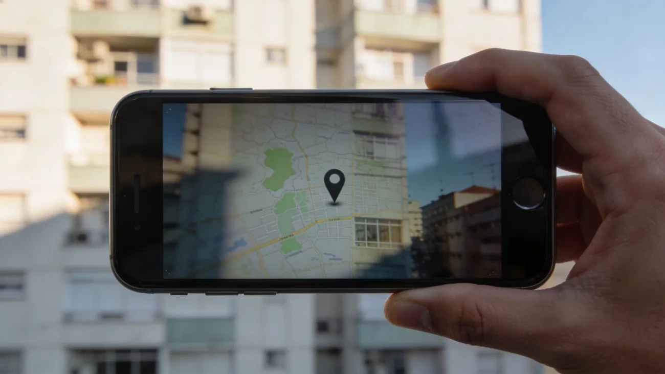A tela de um celular mostra um aplicativo de mapas com um pin de localização.