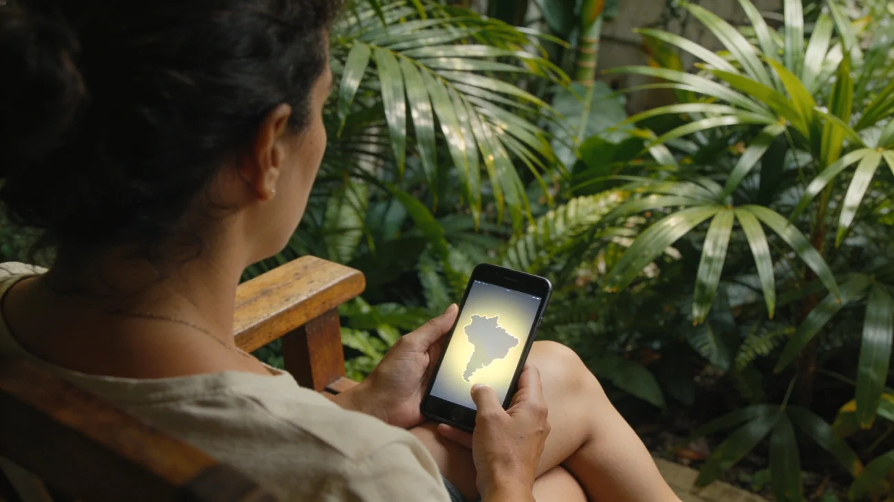 A tela de um celular mostra um aplicativo de mapas com um pin de localização.